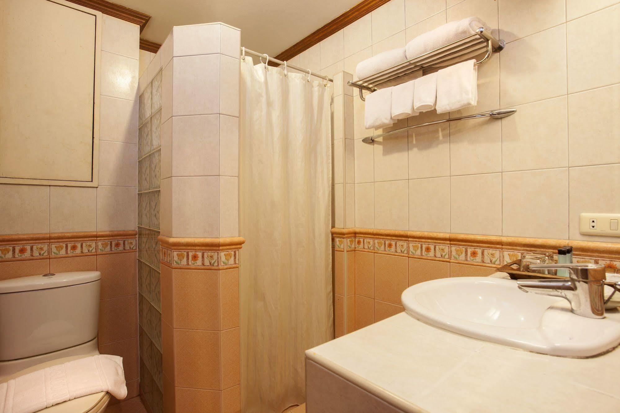 Safari Beach Hotel Patong Eksteriør billede